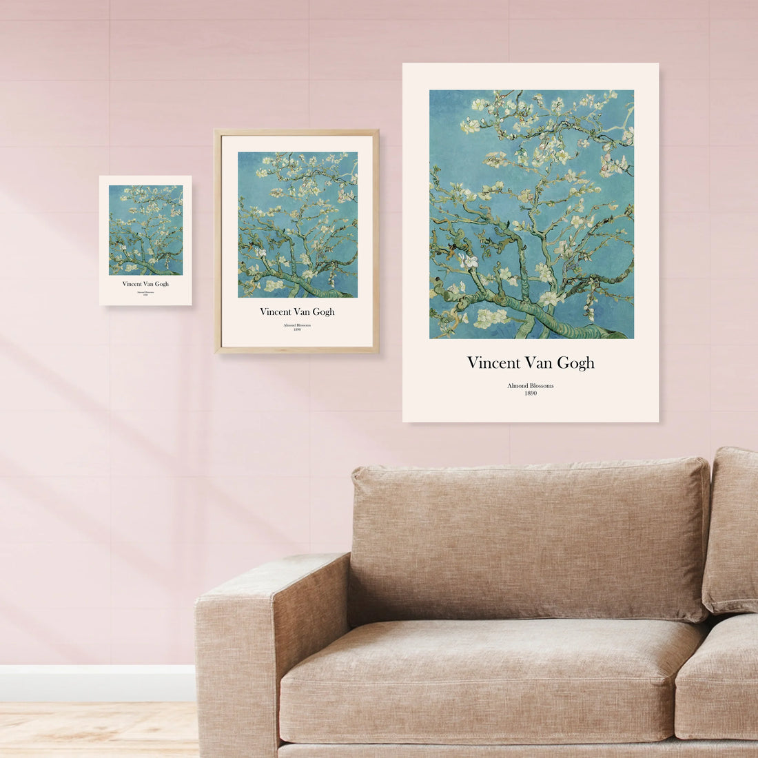 Affiches artistiques de branches d’amandier en fleurs accrochées au mur d’un salon moderne.