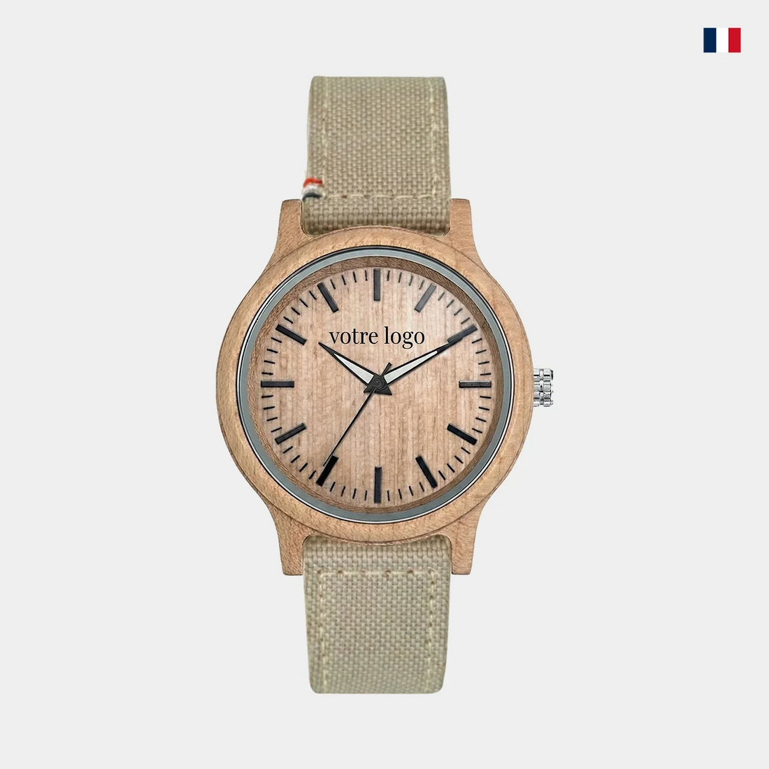 Montre en bois personnalisable avec cadran clair et bracelet tissu beige, fond neutre.