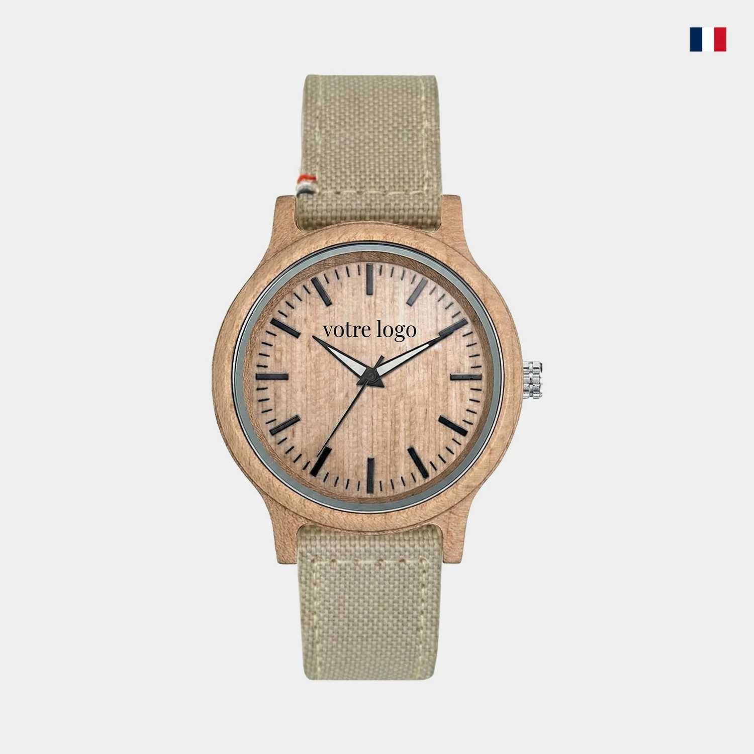 Montre en bois personnalisable avec cadran clair et bracelet tissu beige, fond neutre.