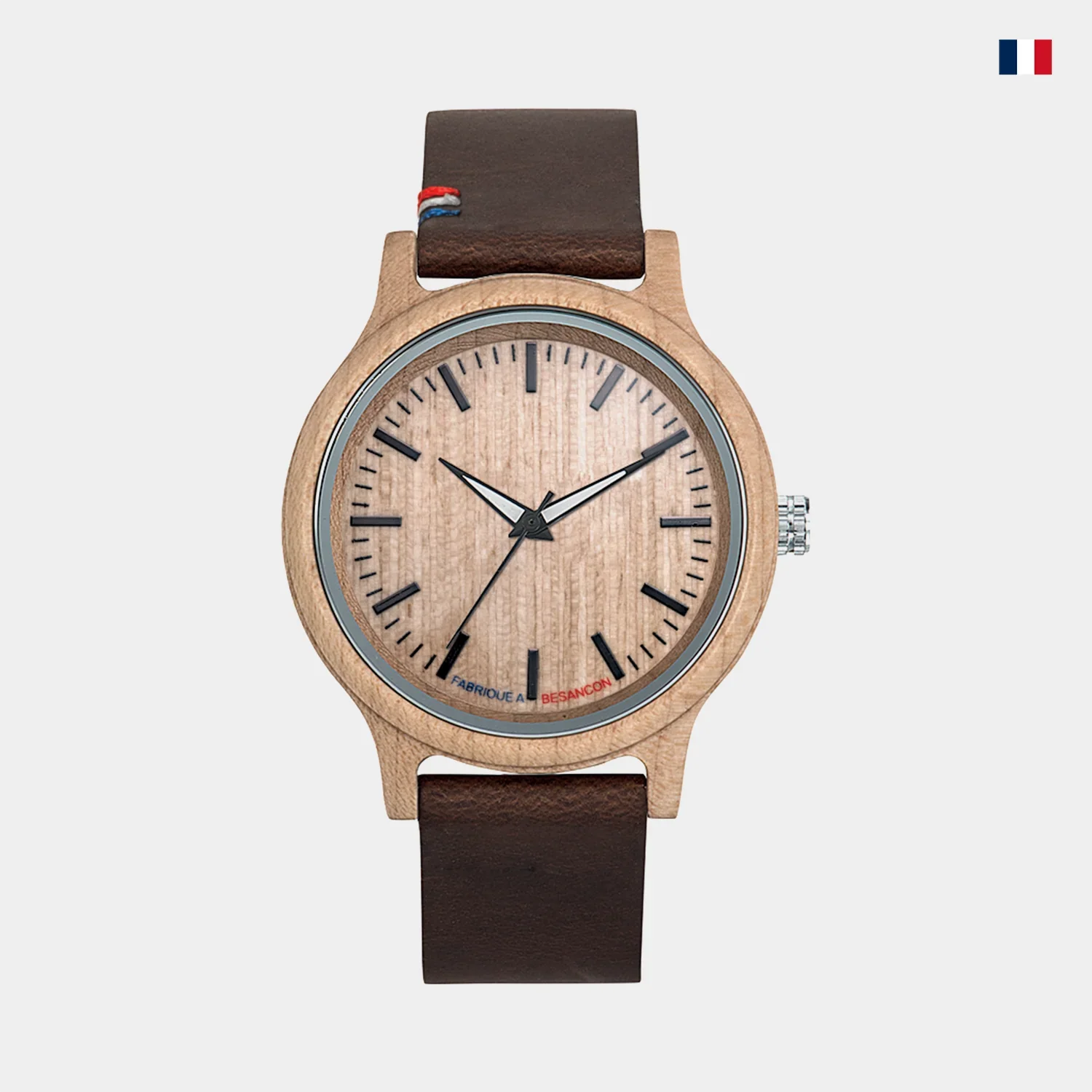 Montre en bois cadran clair, bracelet cuir marron, style minimaliste, drapeau français