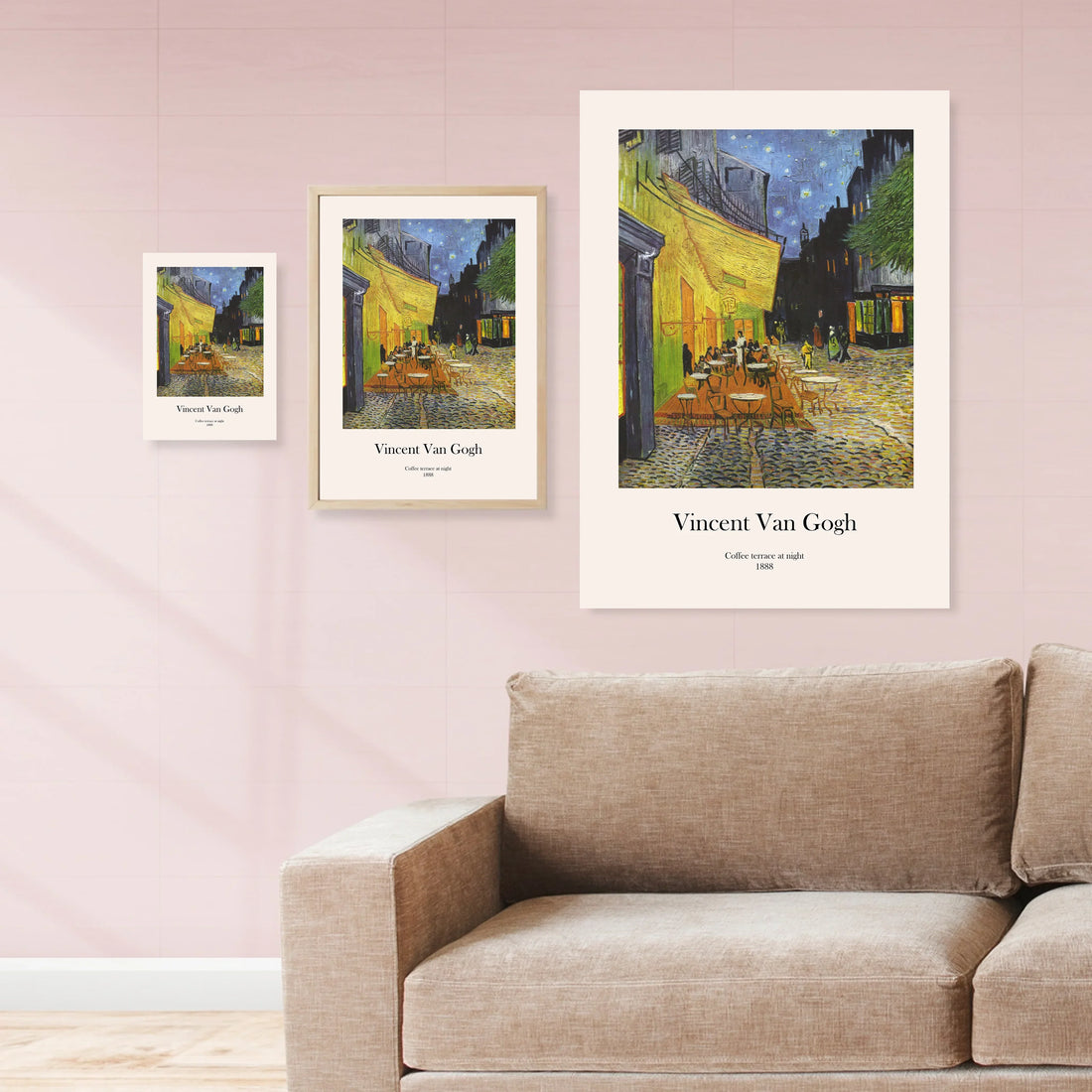 Affiches de la terrasse de café la nuit de Van Gogh en différentes tailles, exposées au mur au-dessus d’un canapé beige.
